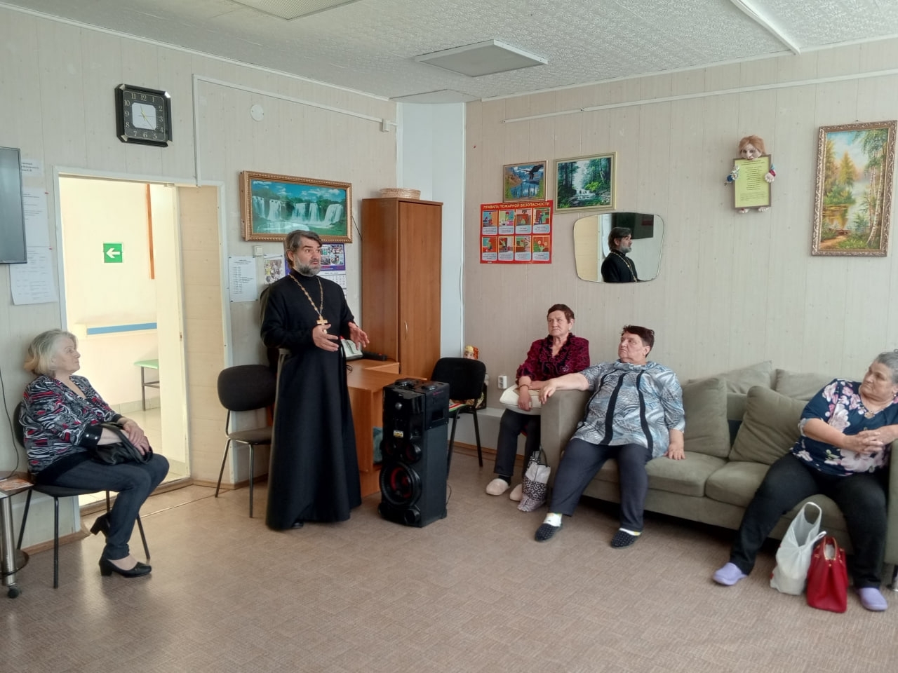 БЛАГОЧИННЫЙ ОКРУГА ПРОВЕЛ БЕСЕДУ С ПАЦИЕНТАМИ ДНЕВНОГО СТАЦИОНАРА